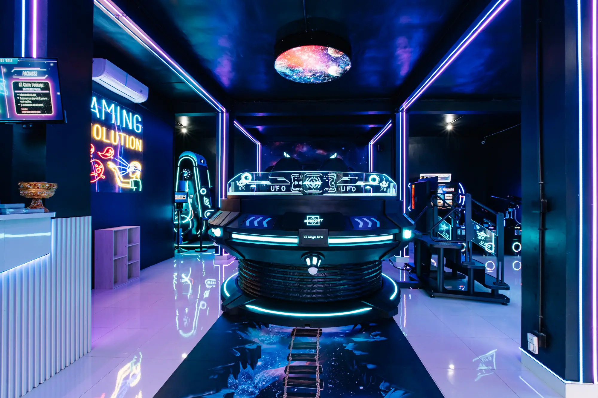 VR UFO enclosed pod